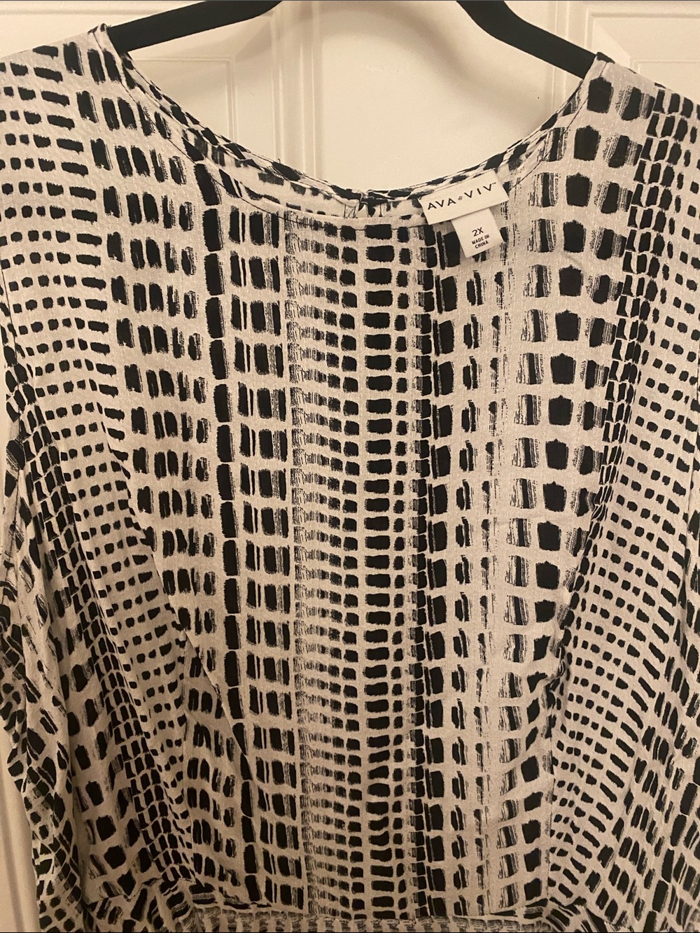 Ava & Viv Black and White Patterned Sleeveless Top 2X - Picture 2 of 3